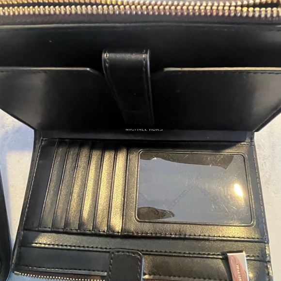Michael Kors, beautiful wristlet
Like new with removable strap - Picture 4 of 4